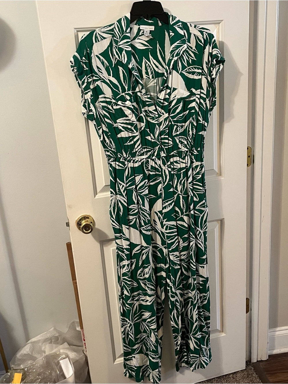 Sincerely Jules Green and White Leaf-Print Collared Button Up Jumpsuit